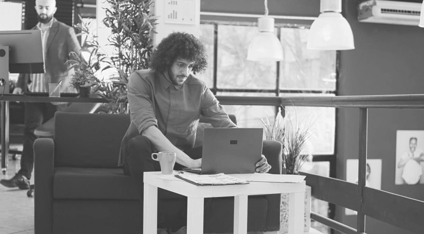 Entrepreneur discutant de stratégie financière avec son mentor