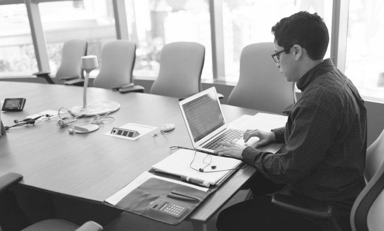 Séance de mentorat financier entre consultant et entrepreneur